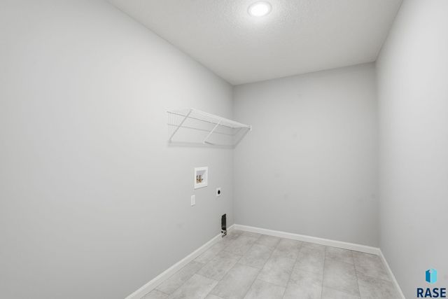2713 S Copper Creek Ave Avenue, Sioux Falls, SD 57110