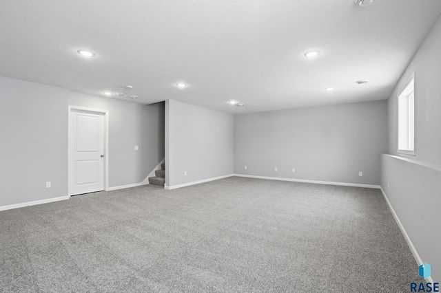 2713 S Copper Creek Ave Avenue, Sioux Falls, SD 57110