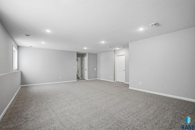2713 S Copper Creek Ave Avenue, Sioux Falls, SD 57110