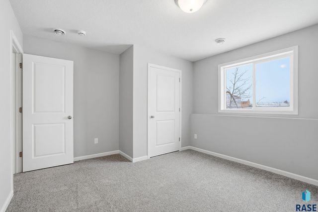 2713 S Copper Creek Ave Avenue, Sioux Falls, SD 57110