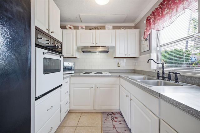 8019 CORNWALL LANE, Tampa, FL 33615