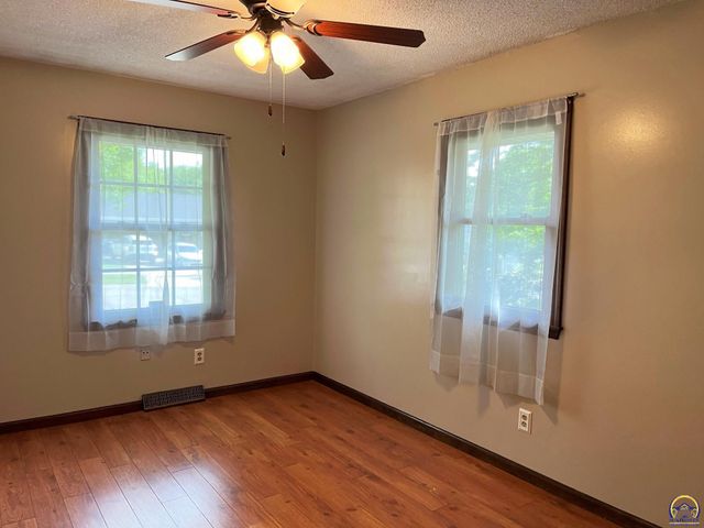 2110 SE 36th ST, Topeka, KS 66605