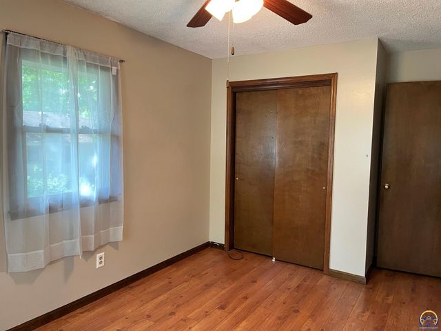 2110 SE 36th ST, Topeka, KS 66605