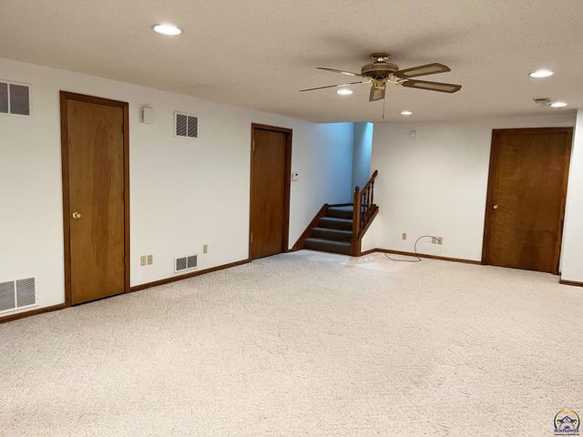 2110 SE 36th ST, Topeka, KS 66605
