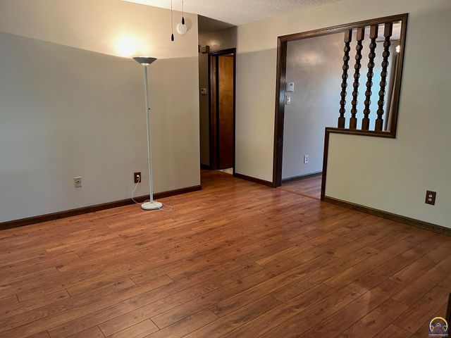 2110 SE 36th ST, Topeka, KS 66605