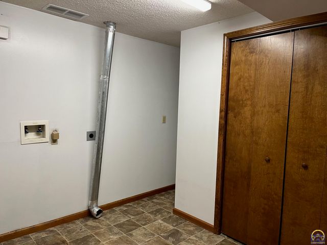 2110 SE 36th ST, Topeka, KS 66605