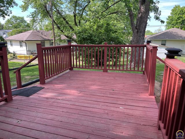 2110 SE 36th ST, Topeka, KS 66605