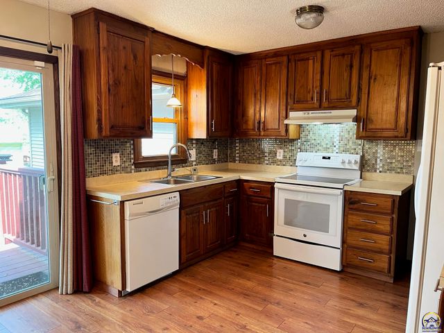 2110 SE 36th ST, Topeka, KS 66605