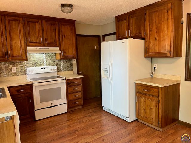 2110 SE 36th ST, Topeka, KS 66605