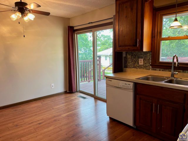 2110 SE 36th ST, Topeka, KS 66605