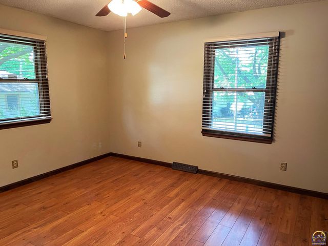 2110 SE 36th ST, Topeka, KS 66605