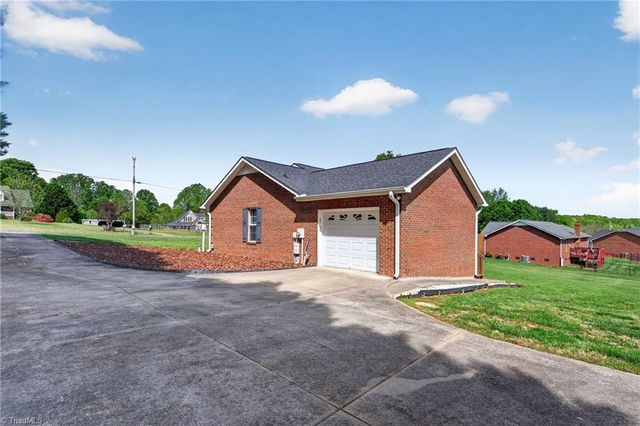5719 Rolling Meadows Road, Randleman, NC 27317