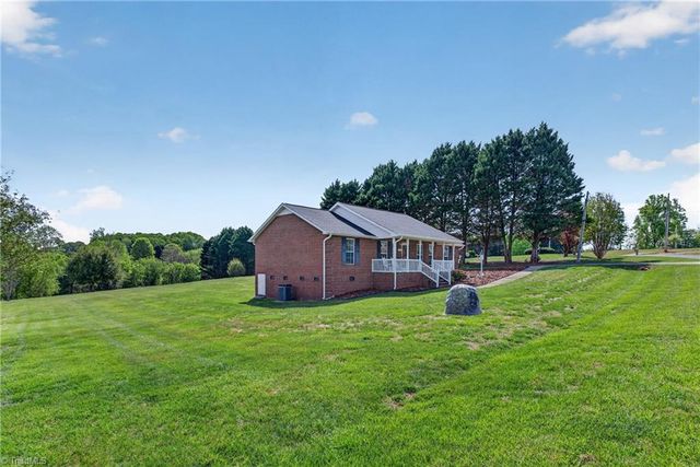 5719 Rolling Meadows Road, Randleman, NC 27317