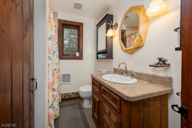 8 Mountainside Dr, Vernon Twp., NJ 07461