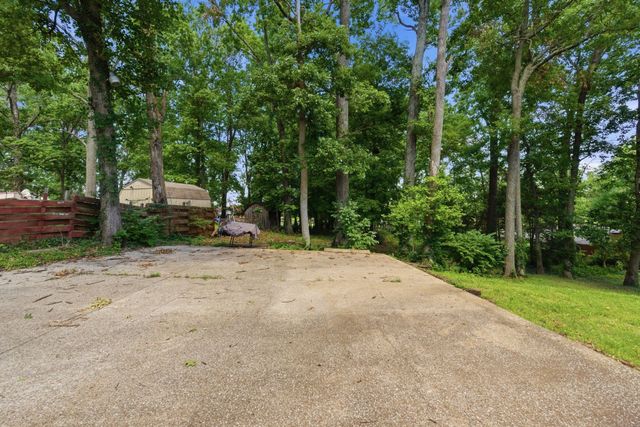 201 Holiday Dr, Madison, TN 37115