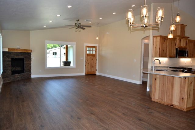 180 SW Rock Gulch Road, Grants Pass, OR 97527