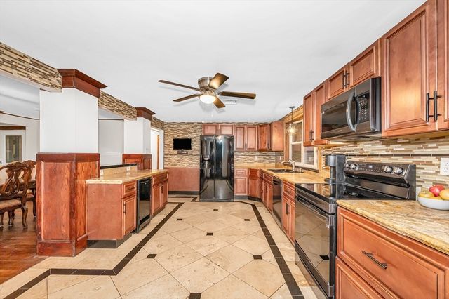 33 West St, Westford, MA 01886