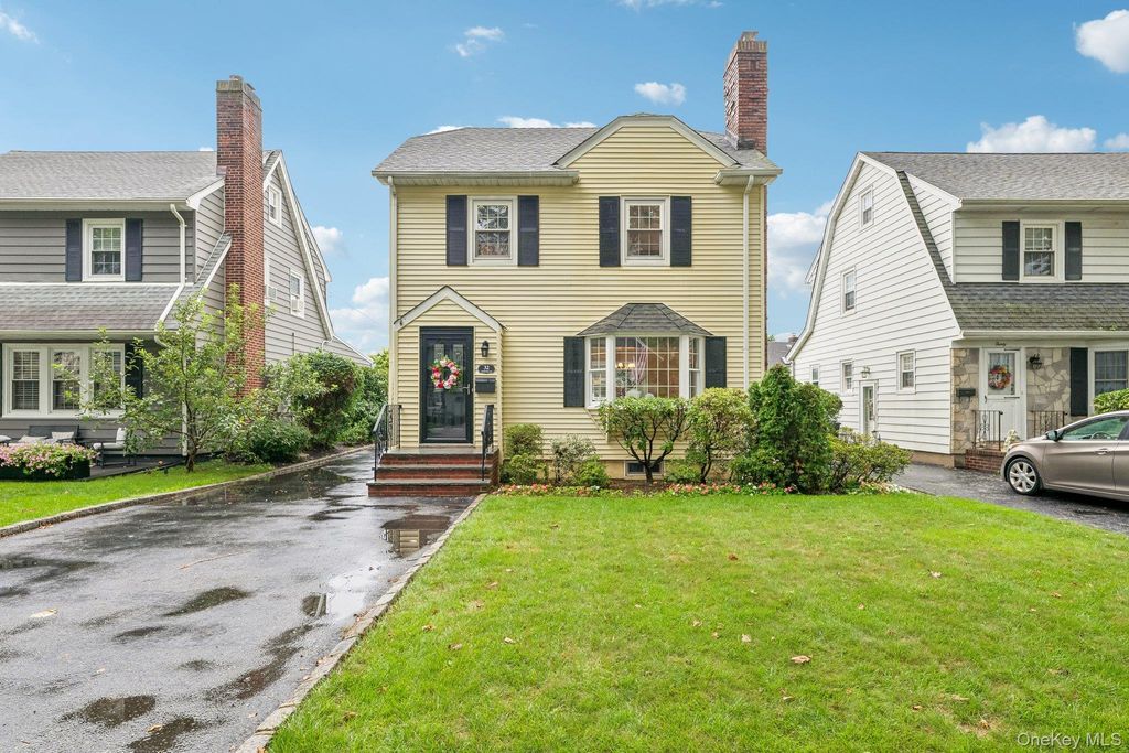32 Cambridge Avenue, Garden City, NY 11530 — exterior