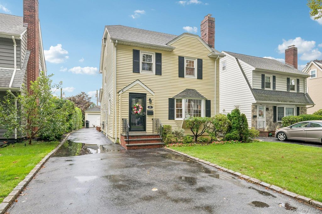 32 Cambridge Avenue, Garden City, NY 11530 — photo 2