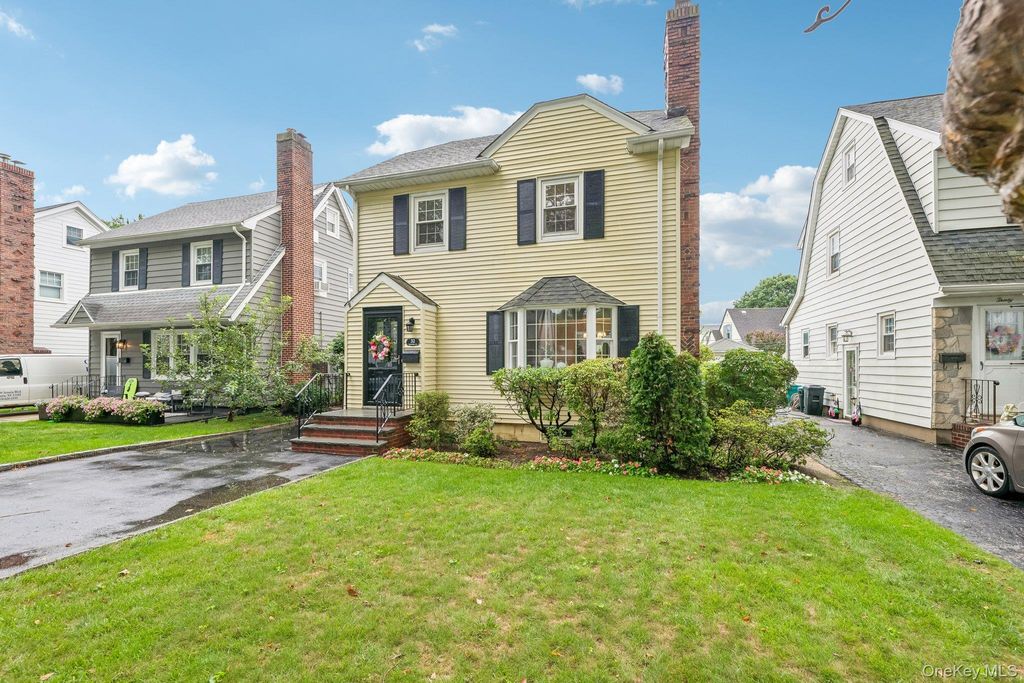 32 Cambridge Avenue, Garden City, NY 11530 — photo 3