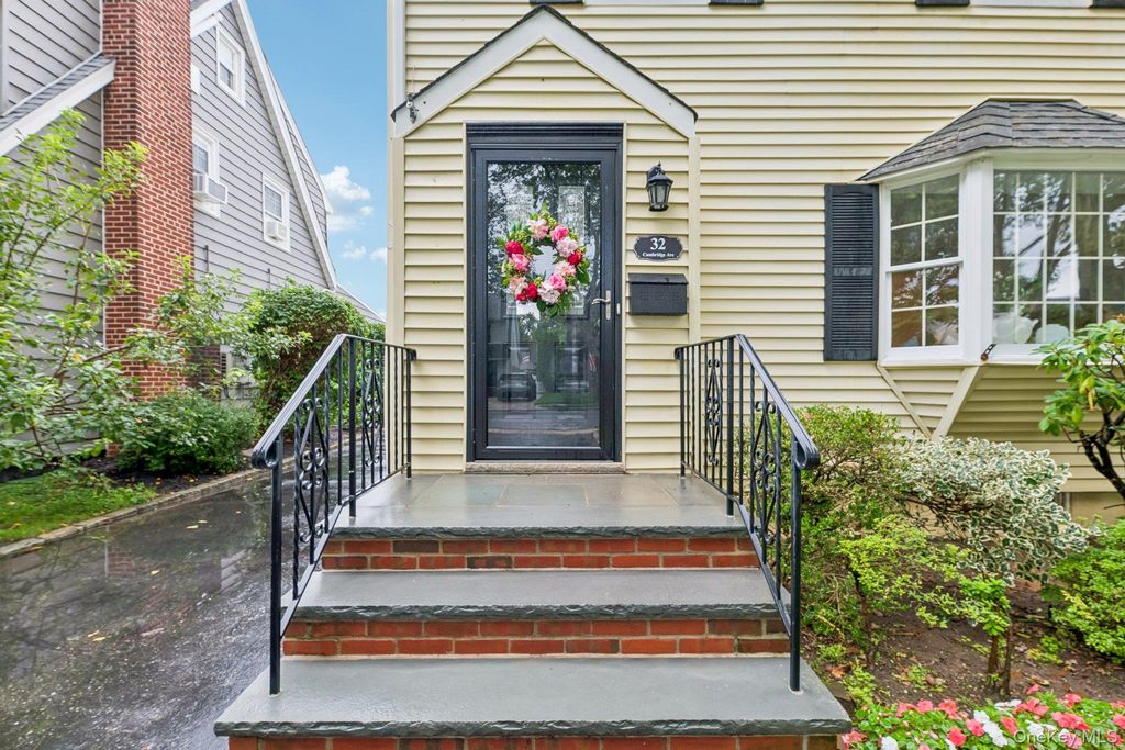 32 Cambridge Avenue, Garden City, NY 11530 — photo 4