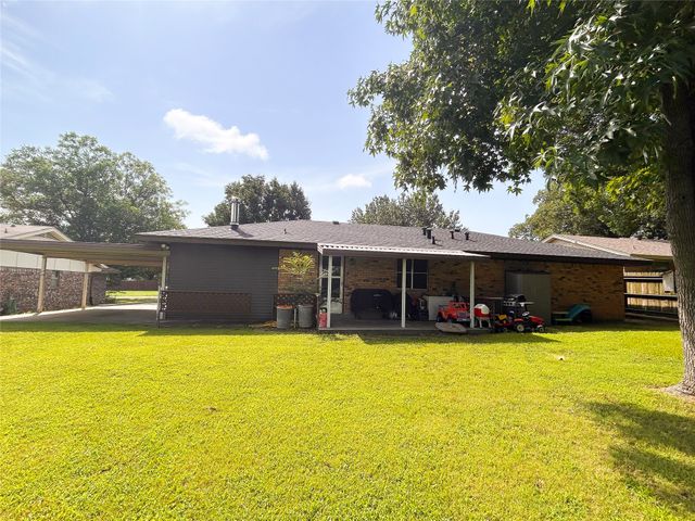 906 Zahara Street, Bowie, TX 76230