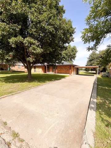 906 Zahara Street, Bowie, TX 76230