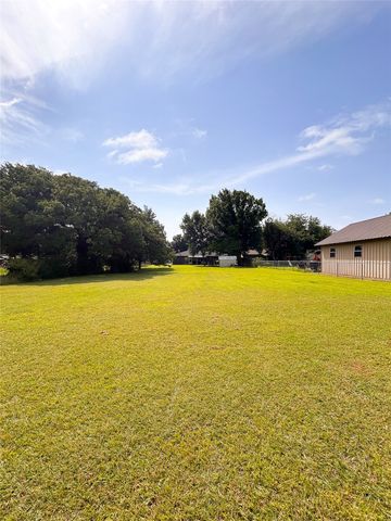 906 Zahara Street, Bowie, TX 76230