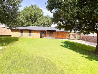 906 Zahara Street, Bowie, TX 76230