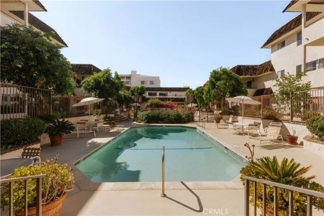 5315 Yarmouth Avenue 322, Encino, CA 91316