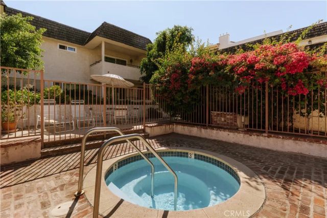 5315 Yarmouth Avenue 322, Encino, CA 91316