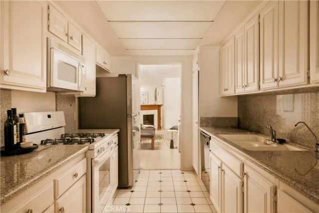 5315 Yarmouth Avenue 322, Encino, CA 91316