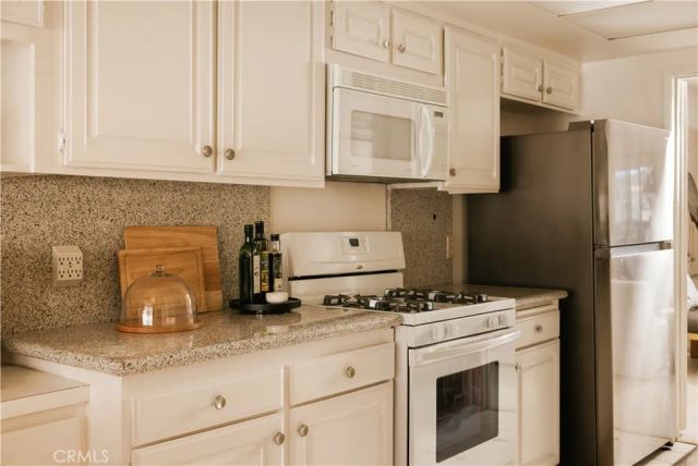 5315 Yarmouth Avenue 322, Encino, CA 91316