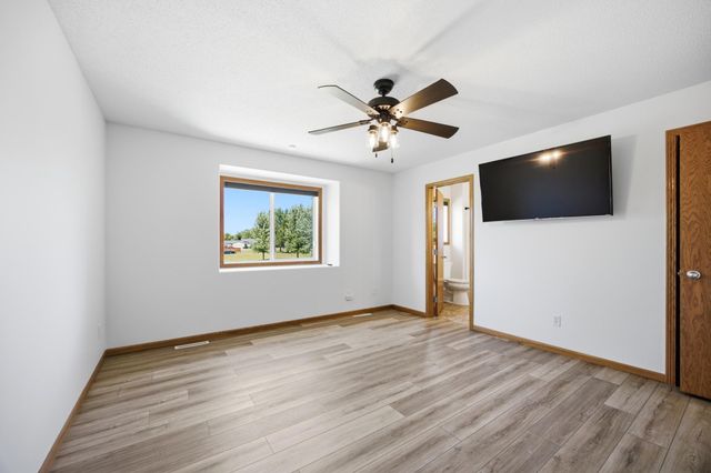224 Chestnut Drive, Horace, ND 58047