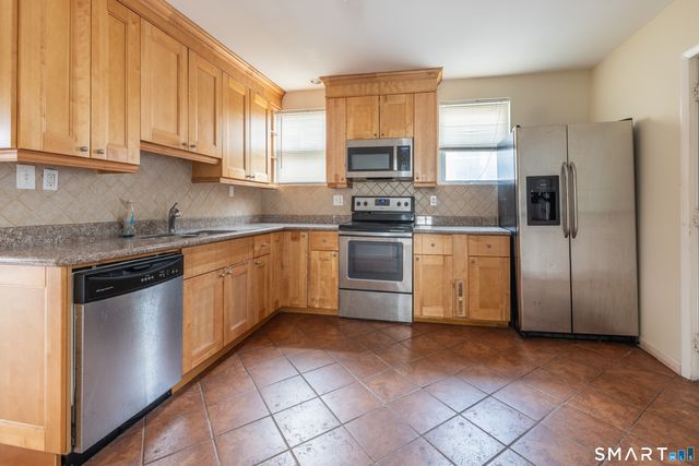 727 Brewster Street 2nd Floor, Bridgeport, CT 06606