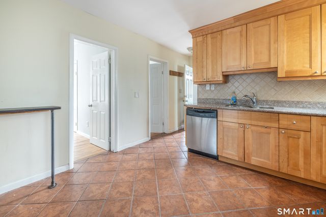 727 Brewster Street 2nd Floor, Bridgeport, CT 06606