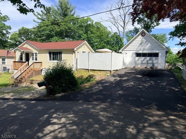 3 Adams Trl, Hopatcong Boro, NJ 07843