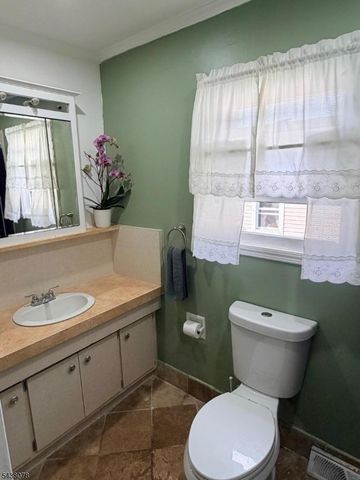 3 Adams Trl, Hopatcong Boro, NJ 07843