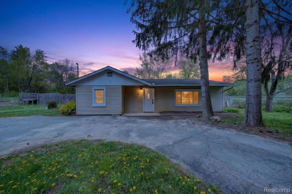 15013 Birchwood Drive, Holly Township, MI 48442