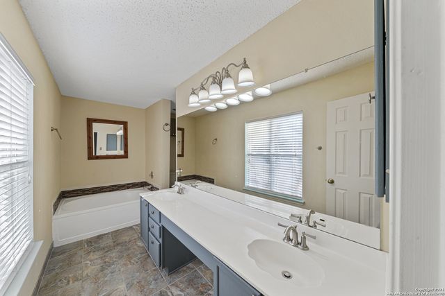 2913 CANDLEBERRY DR, Schertz, TX 78154