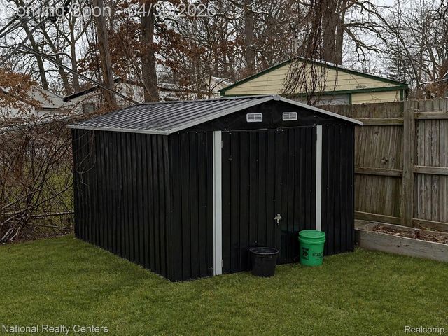 250 W Walton Boulevard, Pontiac, MI 48340