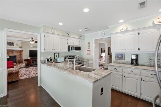 888 Le Cove DR, Virginia Beach, VA 23464