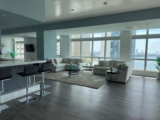 300 S Biscayne Boulevard T3703, Miami, FL 33131