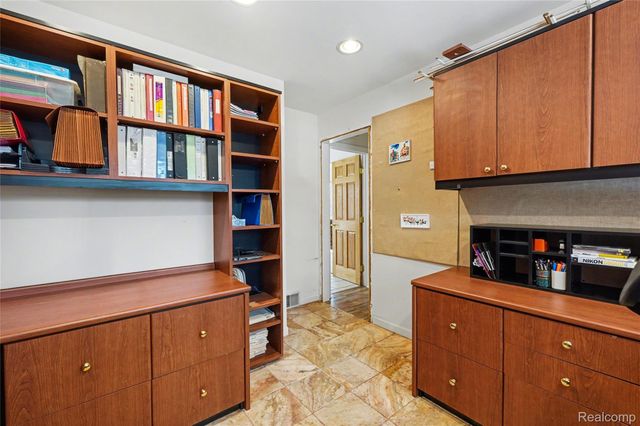 1085 Frankel Lane, Bloomfield Charter Township, MI 48302