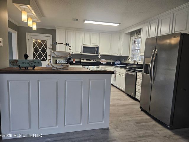 1403 Churchill Drive, Ocean Springs, MS 39564