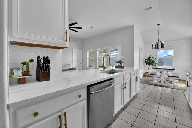 997 Hamilton Street, Alvin, TX 77511
