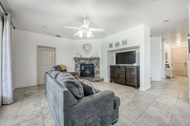 297 W Lilac Avenue, Reedley, CA 93654