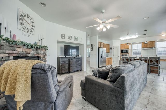297 W Lilac Avenue, Reedley, CA 93654
