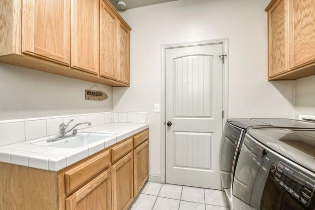 297 W Lilac Avenue, Reedley, CA 93654
