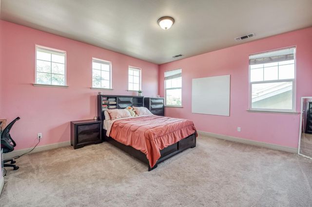 297 W Lilac Avenue, Reedley, CA 93654